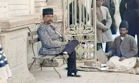 سفر زمان؛ عکس یادگاری زنان ناصرالدین شاه در کنار یک خواجه/ عکس