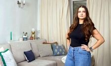 چرا این زن خانه‌های مردم را مجانی تمیز می‌کند؟
