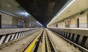 کشتی گرفتن دو نوجوان نزدیک محل عبور مترو/ ویدئو
