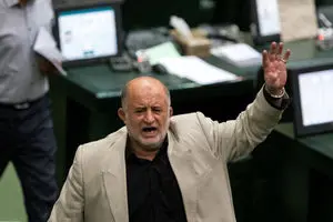 قاضی پور: جاسوسان می‌خواهند پزشکیان استعفا دهد!