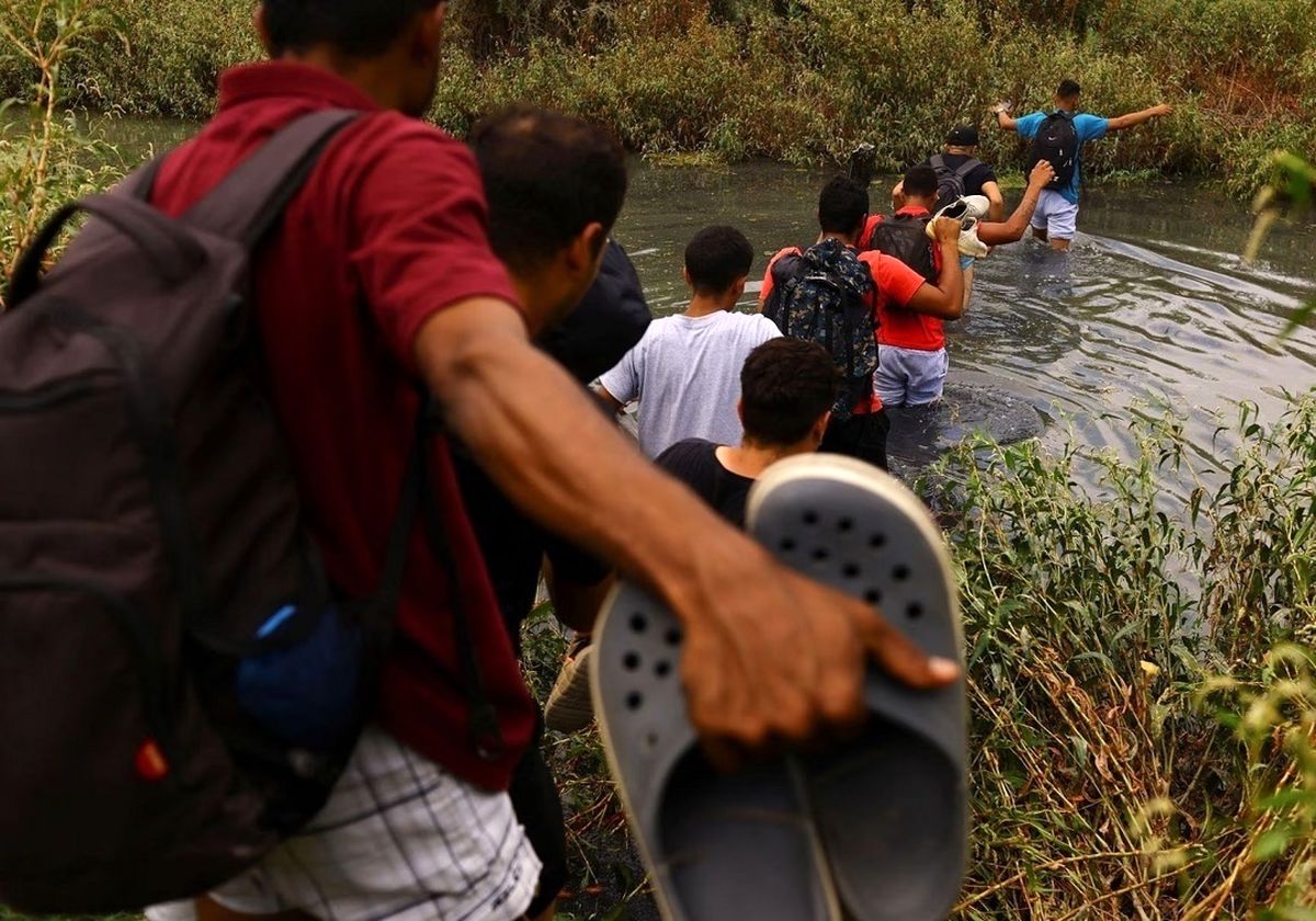  هجوم بی‌سابقه مهاجران به مرز آمریکا؛ چالشی جدید برای بایدن/ عکس