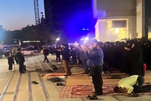  تجمع اعتراضی و نماز خواندن عده ای جلوی یکی برج‌های تجاری مشهد/ ویدئو

