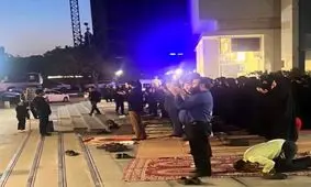  تجمع اعتراضی و نماز خواندن عده ای جلوی یکی برج‌های تجاری مشهد/ ویدئو

