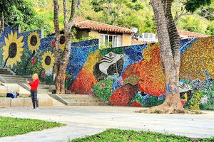 نقاشی با ابزاری عجیب روی دیوار یک شهر / دیوار ۲۷۰ متری رنگی‌رنگی را ببینید/ تصاویر 