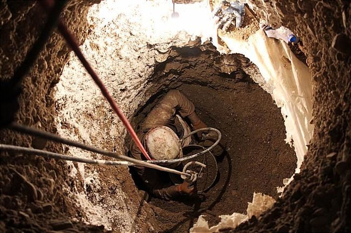 یک کارگر چاه‌ کن از عمق ۴متری نجات یافت
