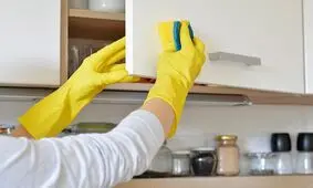 ترفندهای پاک کردن لکه‌های چربی در کابینت، لباس، گاز، ظرف و .../ اینفوگرافی