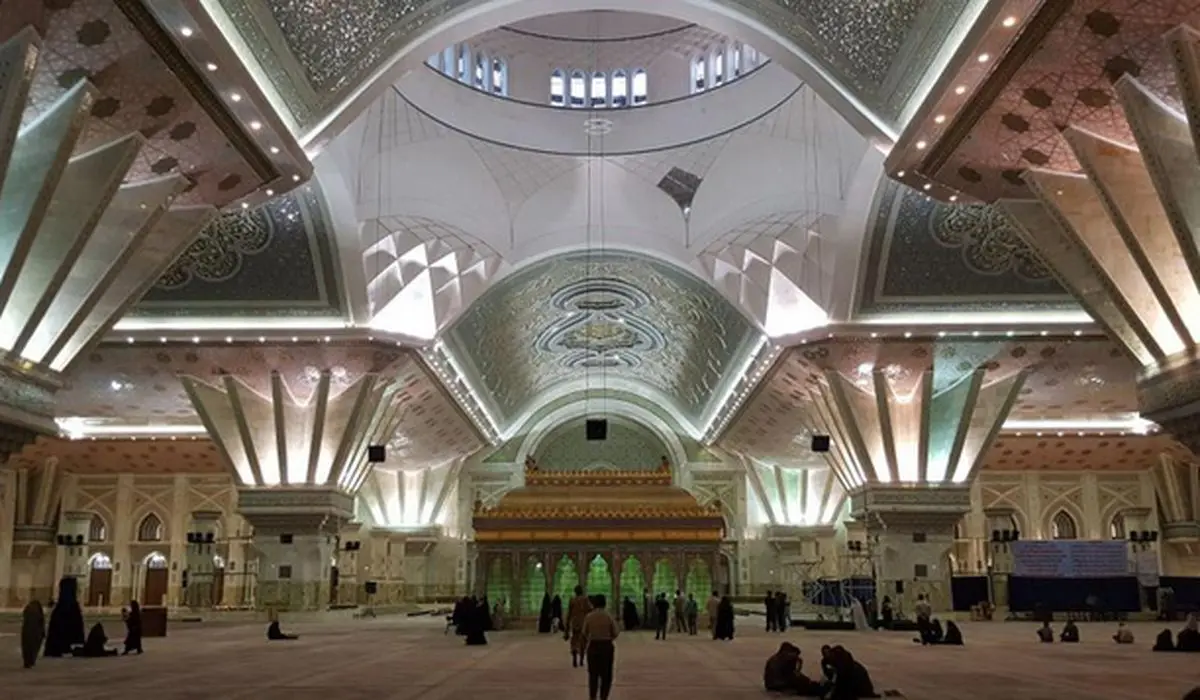 انتقاد از زرق و برق و تشریفات حرم امام خمینی (ره)