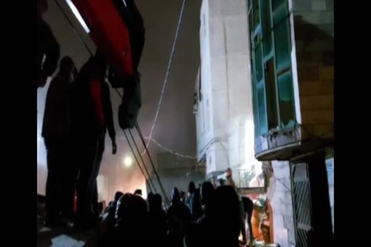 نجات ۴ نفر از زیر آوار یک واحد مسکونی در مشهد