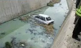 سقوط پراید به داخل کانال فاضلاب/ راننده میانسال زنده ماند