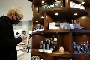 تمایل مردان به حفظ زیبایی چهره/ در ژاپن بخش فروش لوازم آرایش «بدون جنسیت» افتتاح شد

