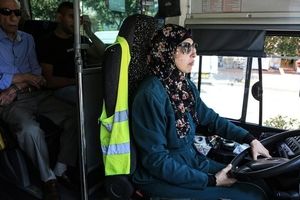 تنها زن فلسطینی که راننده اتوبوس است/ تصاویر