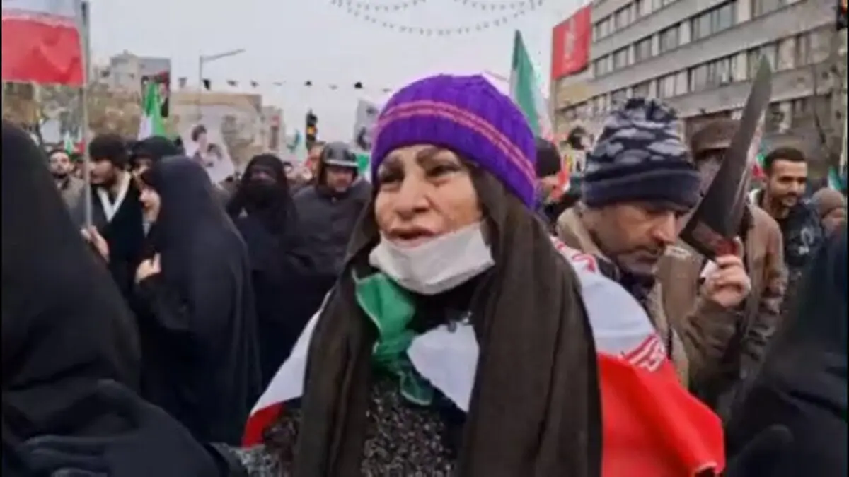  لحظه اصابت موشک در راهپیمایی روز قدس/ شهادت یکی از هموطنان پس از برخورد ترکش در تقاطع میدان فلسطین و خیابان انقلاب/ ویدئو