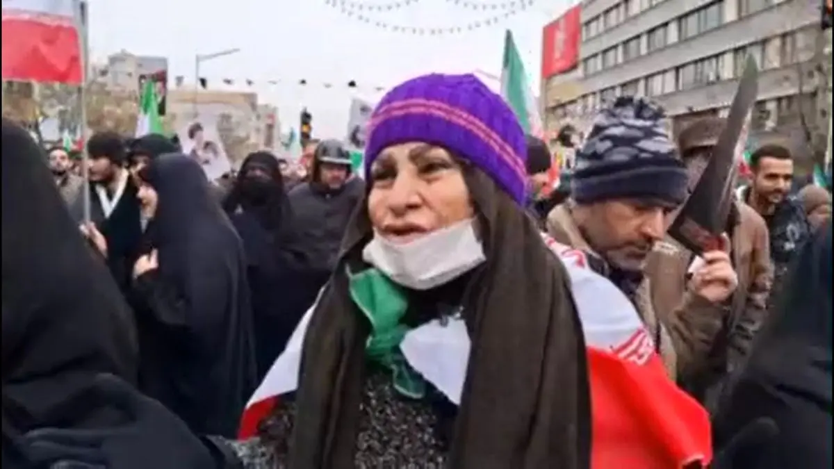  لحظه اصابت موشک در راهپیمایی روز قدس/ شهادت یکی از هموطنان پس از برخورد ترکش در تقاطع میدان فلسطین و خیابان انقلاب/ ویدئو