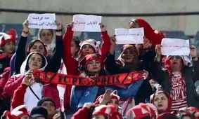 ماجرای یک عکس جنجالی در دربی؛ جای زنان اینجا نیست/ فقط چند ثانیه برای اعتراض فرصت داشتیم!