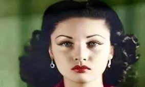 سفر در زمان؛ «شاه و همسر مصری اش در حال قدم زدن در تهران»؛ سال 1318 