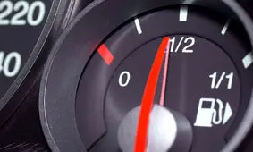 ۱۰ تکنیک طلایی برای کاهش مصرف سوخت خودرو / اینفوگرافیک 