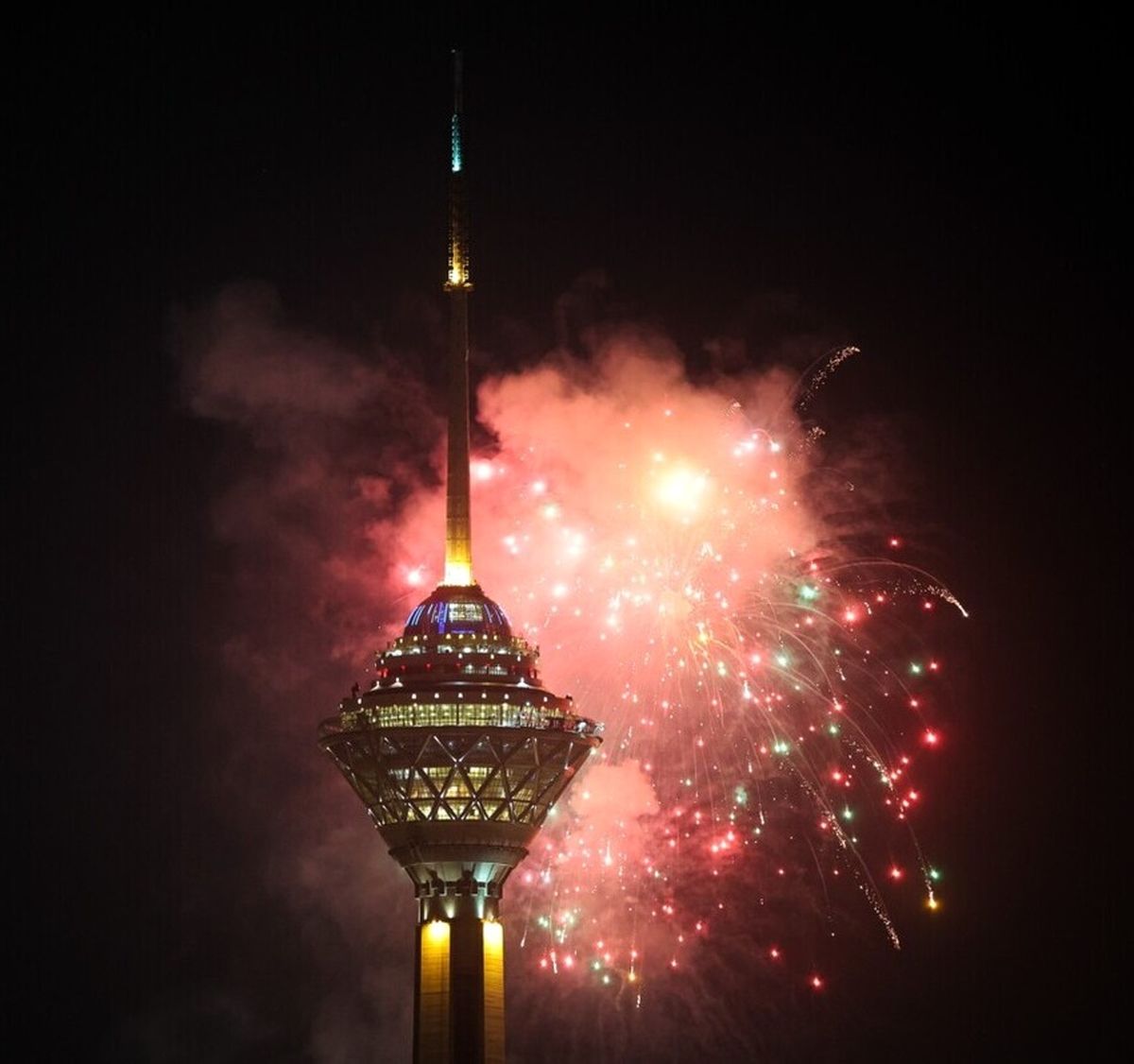 نورافشانی برج میلاد و برج آزادی/ تصویر