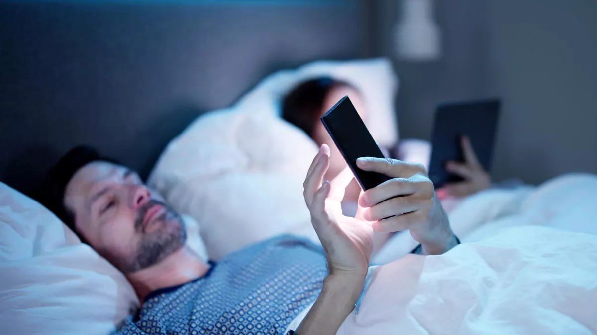 چرا نباید قبل از خواب از تلفن همراه استفاده کرد و چگونه میتوان این عادت را ترک کرد؟