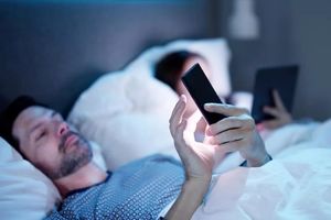 چرا نباید قبل از خواب از تلفن همراه استفاده کرد و چگونه می‌توان این عادت را ترک کرد؟