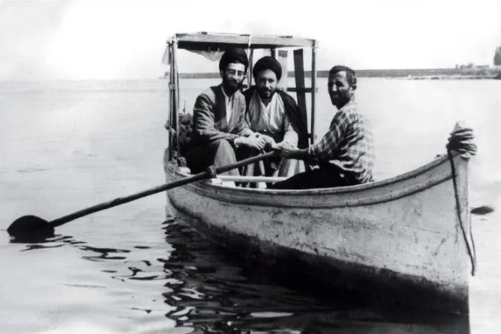 عکسی کمتردیده شده از رهبر انقلاب در حال قایق‌سواری در انزلی؛ دهه ۴۰
