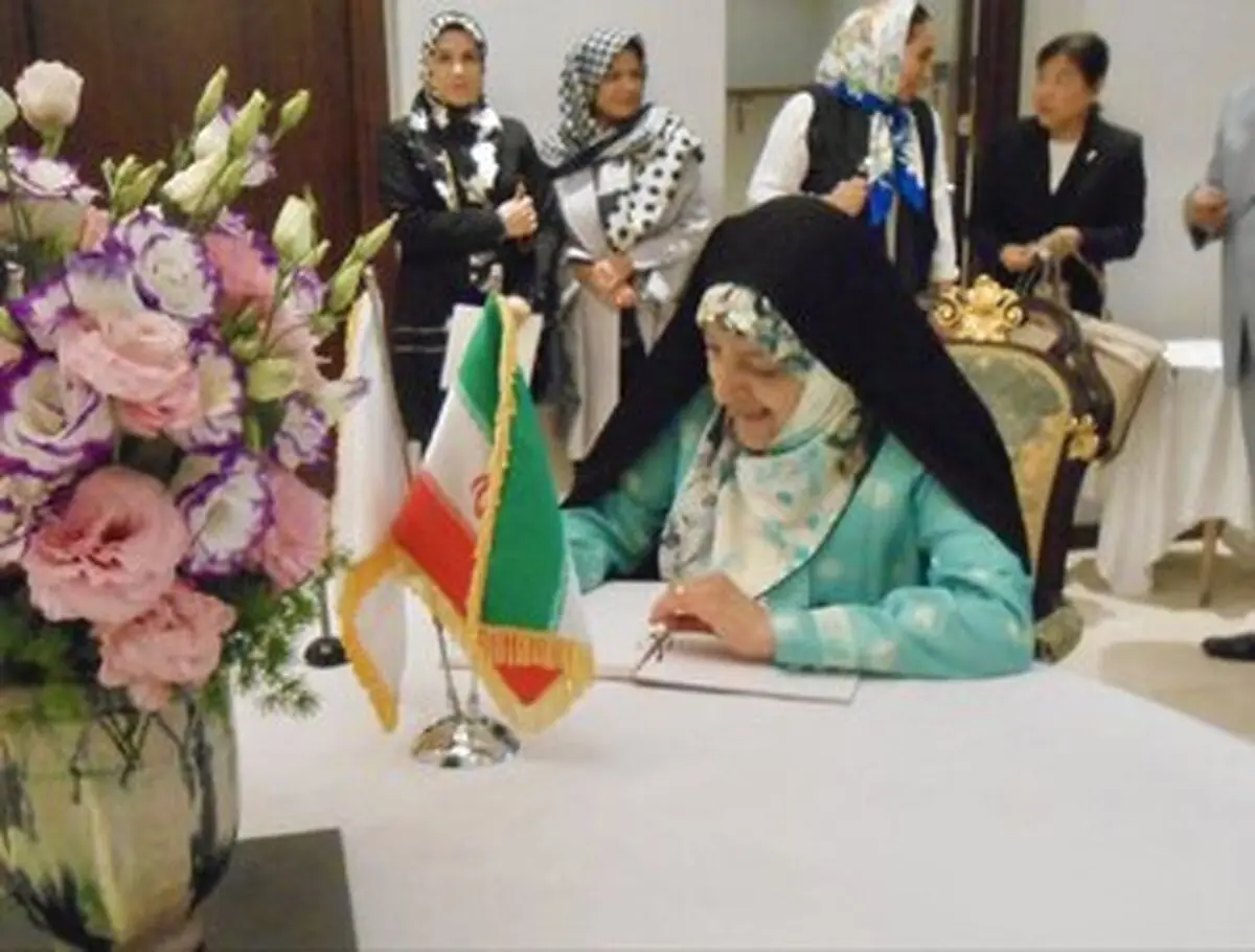 نشان «خورشید تابان» امپراطور ژاپن به معصومه ابتکار اعطا شد

