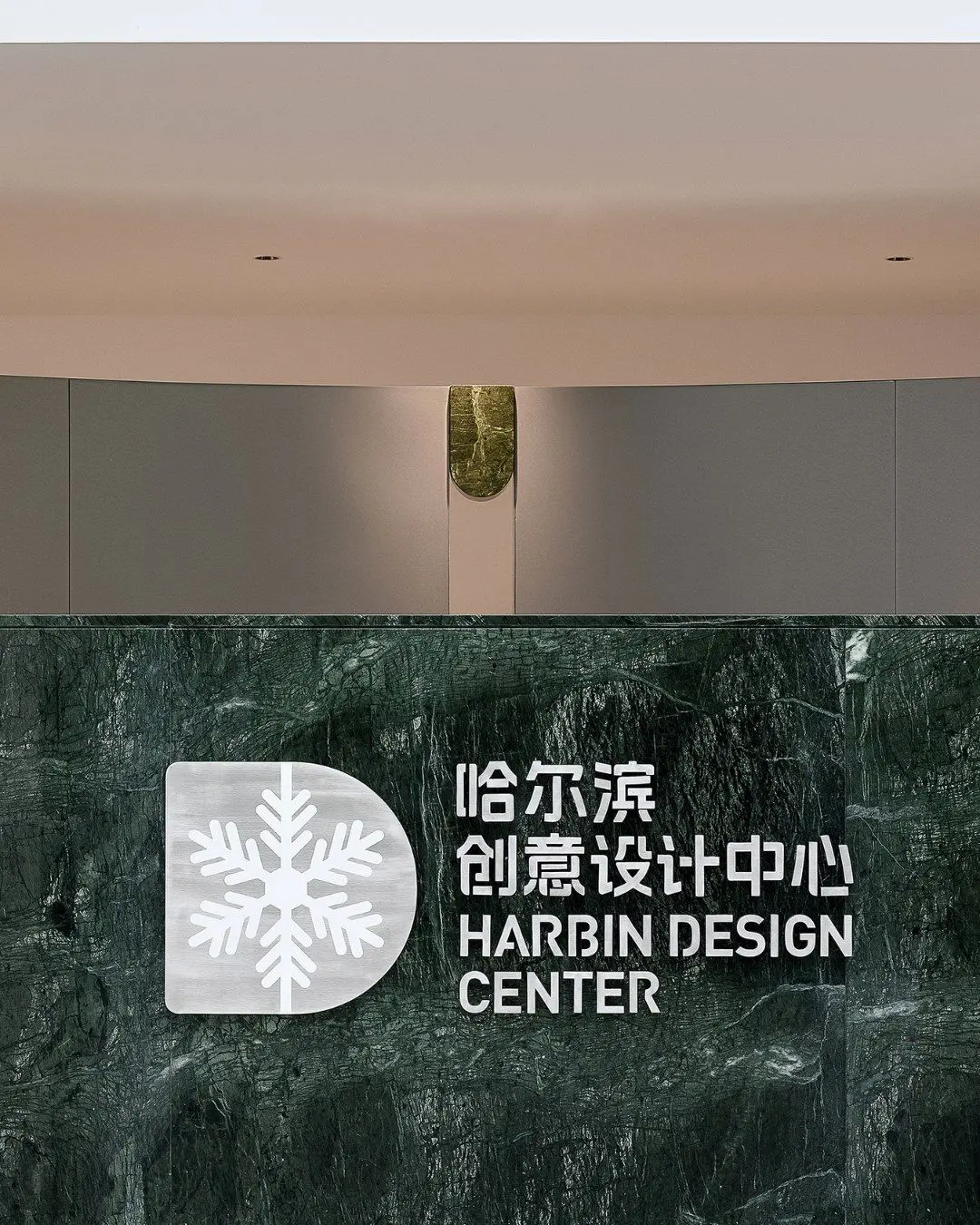 طراحی داخلی و نورپردازی مرکز طراحی خلاق هاربین برنده جایزه LIT که سایه‌های حروف و فرم‌های نامنظم را در فضای استودیو و گالری نشان می‌دهد.