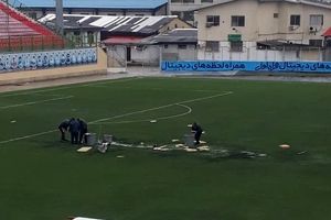 فناوری ملاقه، لگن و فرغون برای جمع کردن آب در فوتبال ایران!/ ویدئو

