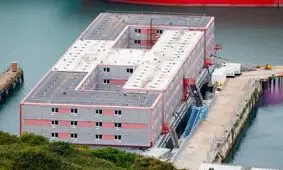 شیوع باکتری کشنده در «زندان شناور» انگلیس/ پناهجویان پس از ۴ روز تخلیه شدند
