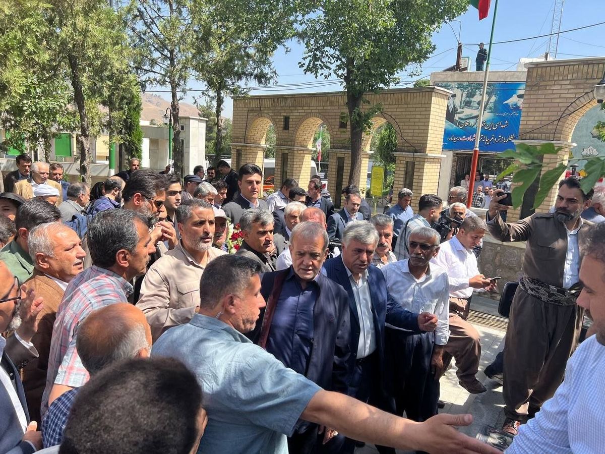 پزشکیان در بدو ورود به کردستان، پاسخ سوالی کُردی را به کُردی داد/ در ساختن ایران همه اقوام باید مشارکت کنند/ کشور را مردم ایران و شایستگان آن می توانند درست کنند و نه یک جناح و دسته/ ویدئو