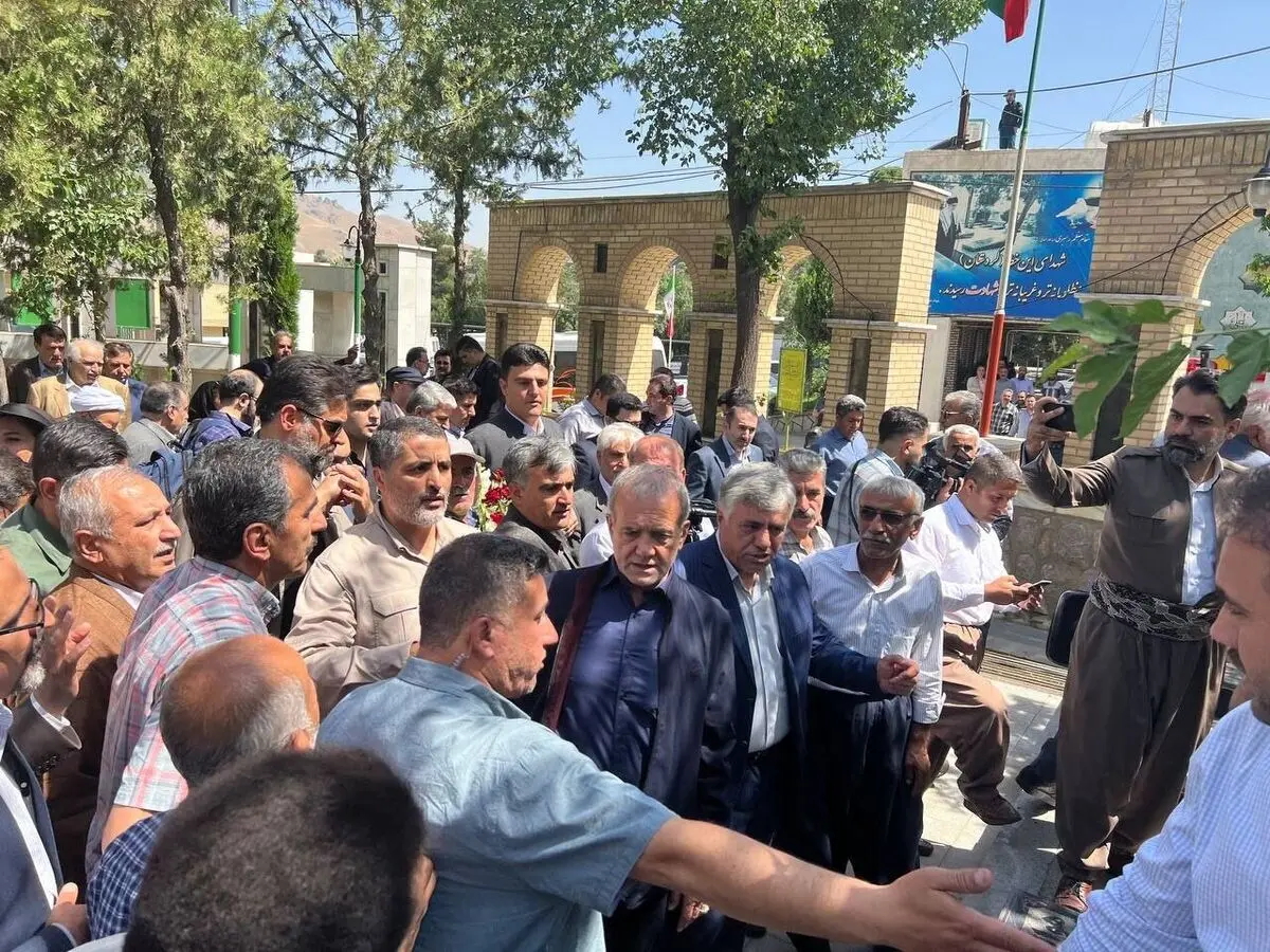 پزشکیان در بدو ورود به کردستان، پاسخ سوالی کُردی را به کُردی داد/ در ساختن ایران همه اقوام باید مشارکت کنند/ کشور را مردم ایران و شایستگان آن می توانند درست کنند و نه یک جناح و دسته/ ویدئو