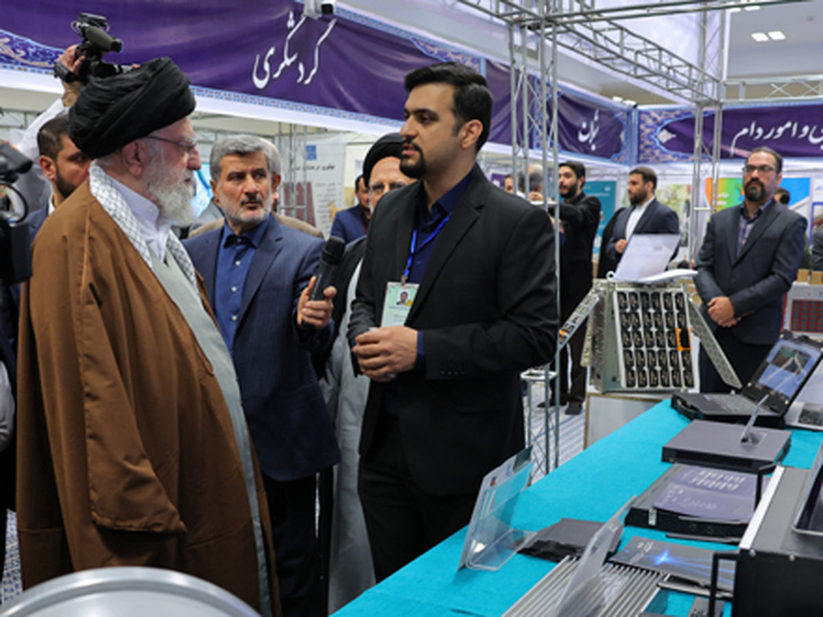 بازدید رهبر انقلاب از نمایشگاه دستاوردها و توانمندیهای بخش خصوصی/ حضرت آیتالله خامنهای: تنها راه پیشبُرد کشور استفاده از ظرفیتها و توانمندیهای بخش خصوصی است/ ویدئو