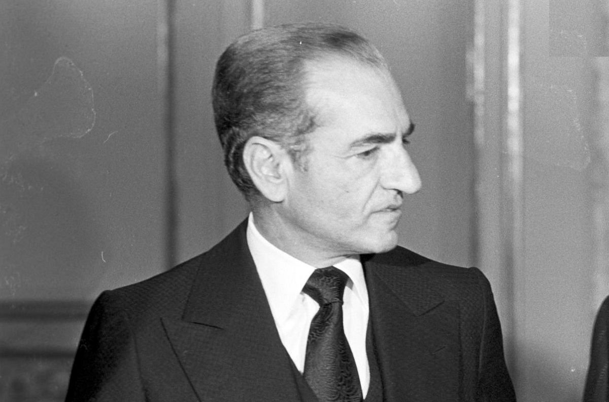 سفر در زمان؛ محمدرضا پهلوی و فرح دیبا در حال قدم زدن در آمریکا؛ سال 55/ عکس

