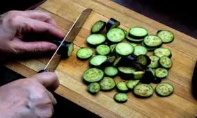 علت و راه حل سیاه شدن بادمجان قبل و بعد سرخ کردن