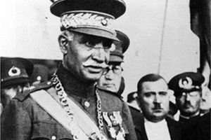 سفر در زمان؛ «رضاخان در روز اول سلطنت اش در کاخ گلستان»؛ سال 1305لب