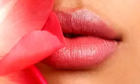 خواص استفاده از بالم لب؟