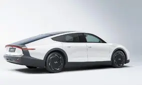 ۸.۵ میلیارد تومان برای خرید نخستین خودروی خورشیدی جهان / تصاویری از رقیب سرسخت برقی‌سازها