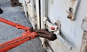 بازگشایی کانتینرهای‌ بلاتکلیف بندر بوشهر پس از ۱۳ سال/ محتویات این کانتینر‌ها چه بود؟/ ویدئو