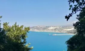 تصویری خاص از قدم زدن زن و مردی در ساحلی در لبنان و پس زمینه حملات اسرائیل