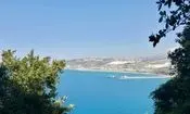 تصویری خاص از قدم زدن زن و مردی در ساحلی در لبنان و پس زمینه حملات اسرائیل