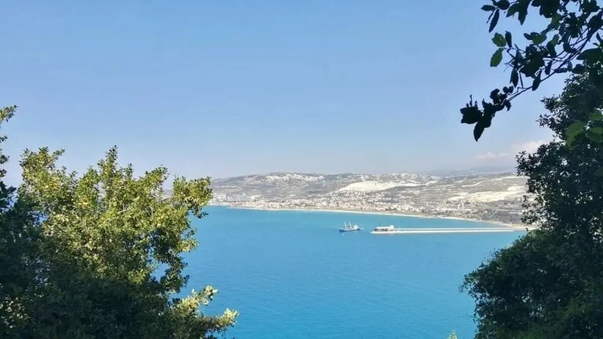 تصویری خاص از قدم زدن زن و مردی در ساحلی در لبنان و پس زمینه حملات اسرائیل