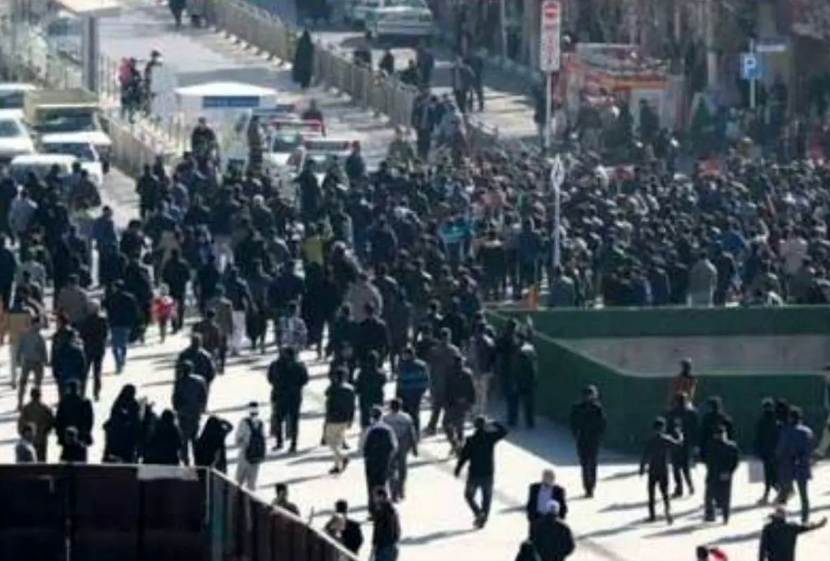 سیر تا پیاز اعتراضات جمعه؛ تجمعات کم‌رنگ، اغتشاشات خشن‌تر شد / از پرچم‌سوزی تا حضور نوجوانان در میان اغتشاشگران / کدام شهرها ناآرام بود؟