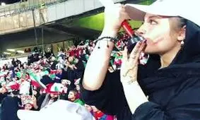 سفر در زمان؛ «سارا و نیکا» سریال پایتخت در حال شیپور زدن در ورزشگاه؛ سال 98/ ویدئو