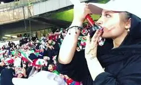 سفر در زمان؛ «سارا و نیکا» سریال پایتخت در حال شیپور زدن در ورزشگاه؛ سال 98/ ویدئو