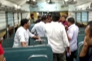 مردی در هند قطار پر از مسافر را آتش زد