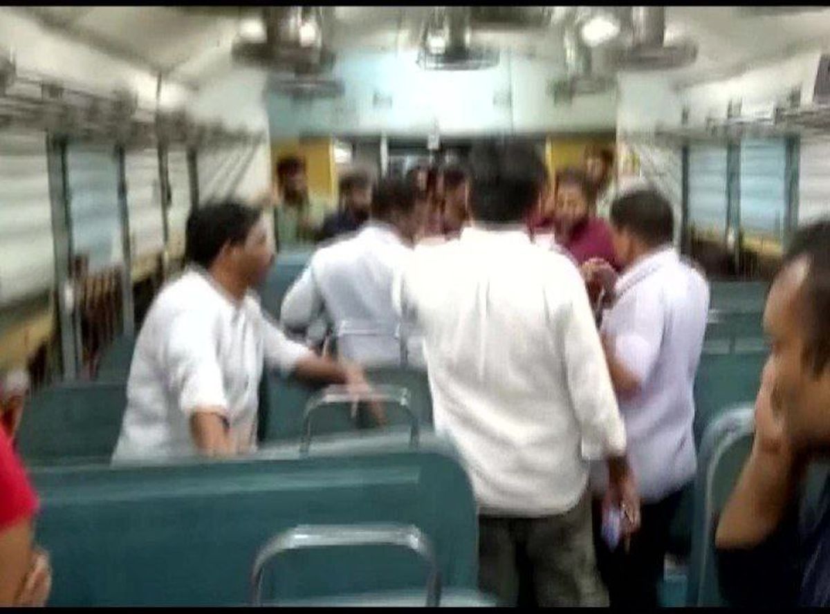 مردی در هند قطار پر از مسافر را آتش زد