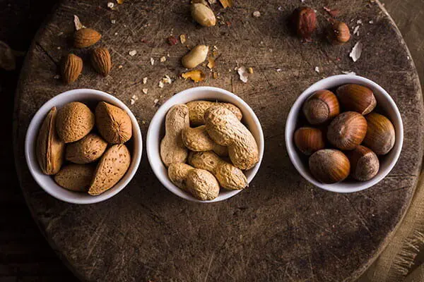فندق یا بادام‌زمینی؛ کدام‌یک بیشتر کلسترول را پایین می‌آورد؟