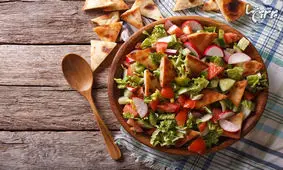 انواع غذای عربی؛ حمص خوشمزه و سالاد فتوش