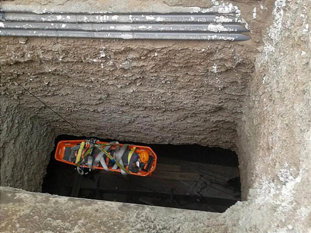 نجات یک کارگر از کانال فاضلاب شهری سرابله