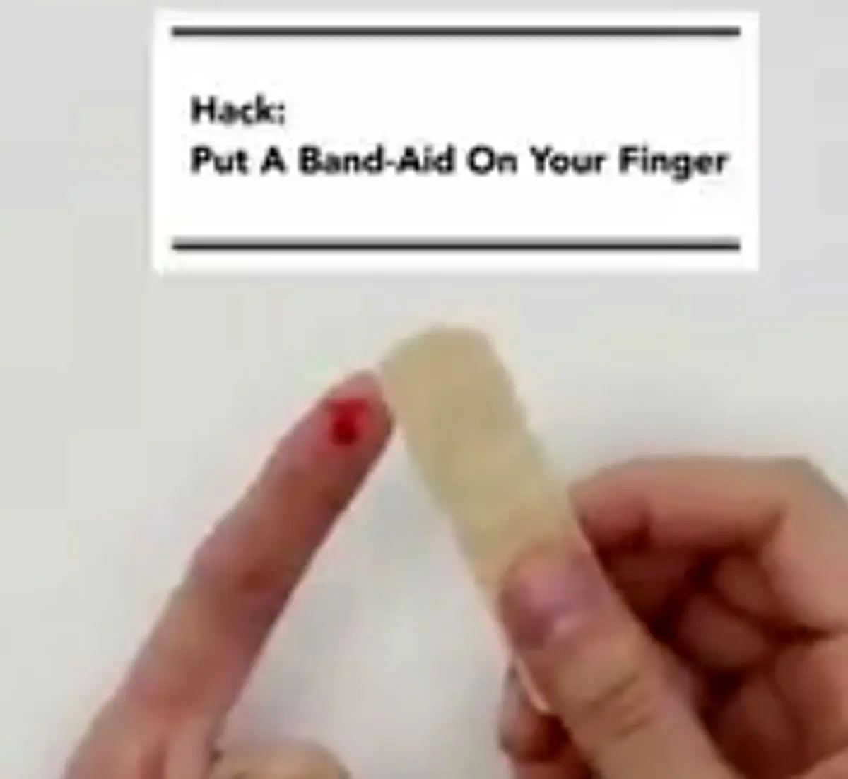 روش صحیح چسباندن چسب زخم به نوک انگشت