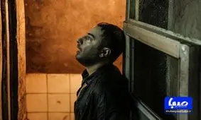 نوید محمدزاده در نمایی از فیلم سینمایی «متری شيش و نیم»